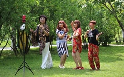 学生跪床 被 蘑菇